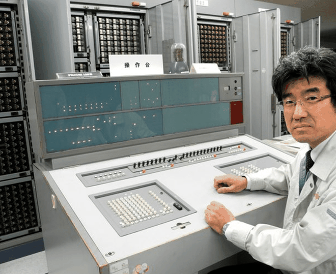 Tadao Hamada mantendo o FACOM128B em pleno funcionamento (Foto: The Asahi Shimbum)