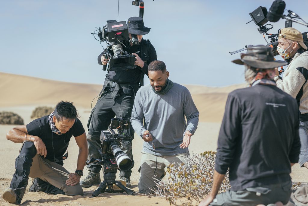 Will Smith e Albert Lin observam o movimento das dunas no deserto da Namíbia em um dos episódios da série (Imagem: Freddie Claire/National Geographic/Divulgação)