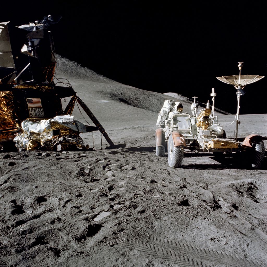 Módulo lunar da Apollo 15 e o rover de exploração. O céu na Lua é sempre escuro, não importa se é "dia" por lá (Imagem: Reprodução/NASA)