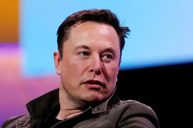 Elon deixou de ser o homem mais rico do mundo na última semana, após queda nas ações da Tesla (Imagem: Reprodução/Forbes)