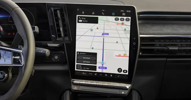 O app Waze faz parte do sistema multimídia de dois novos carros da Renault (Imagem: Reprodução/Google)