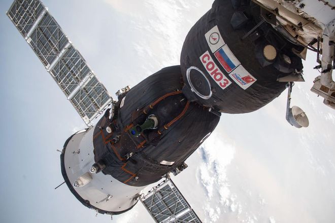 Essa é uma cápsula Soyuz acoplada na Estação Espacial Internacional (Foto: NASA)