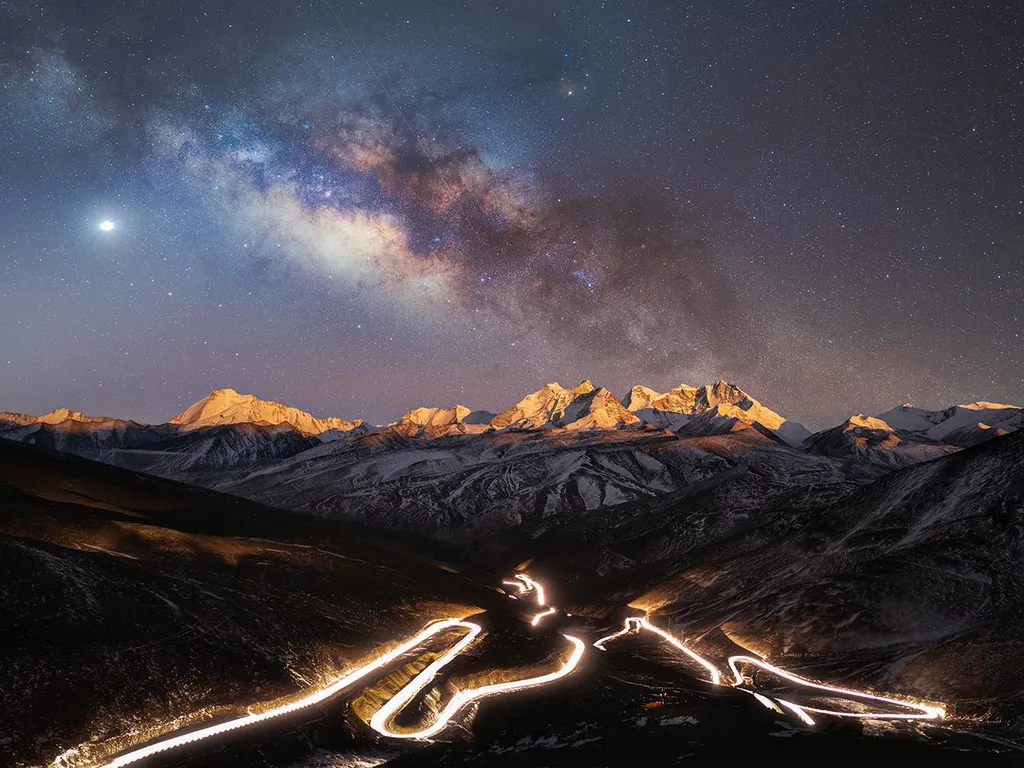 Nossa galáxia sobre a estrada nacional mais elevada do mundo (Imagem: Reprodução/Yang Sutie)