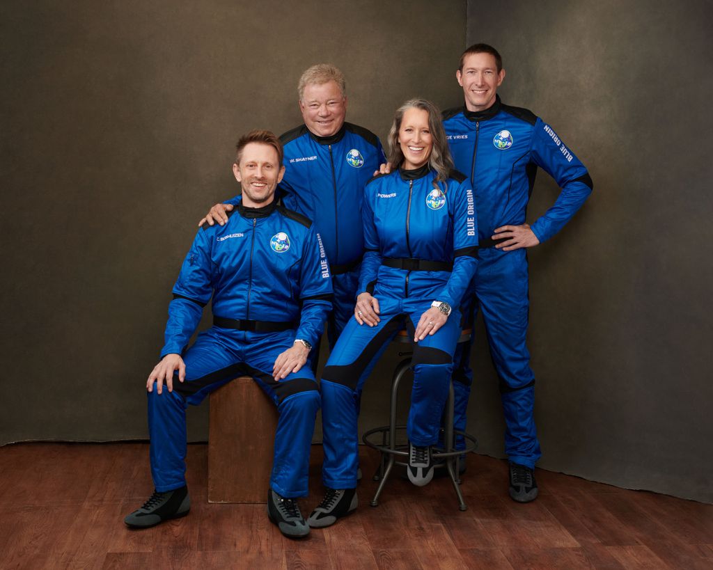 Glen de Vries à direita, ao lado de Willian Shatner, usando traje espacial da Blue Orign (Imagem: Reprodução/Blue Origin)