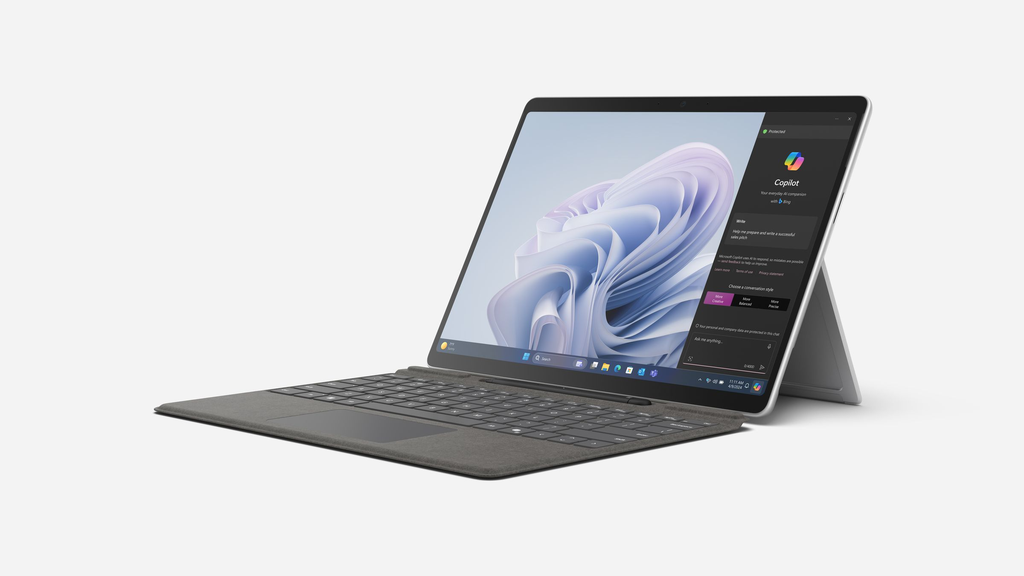 O Microsoft Surface Pro 10 for Business traz processador Intel Core Ultra série U, tela com camada antirreflexo personalizada e conectividade 5G opcional (Imagem: Divulgação/Microsoft)