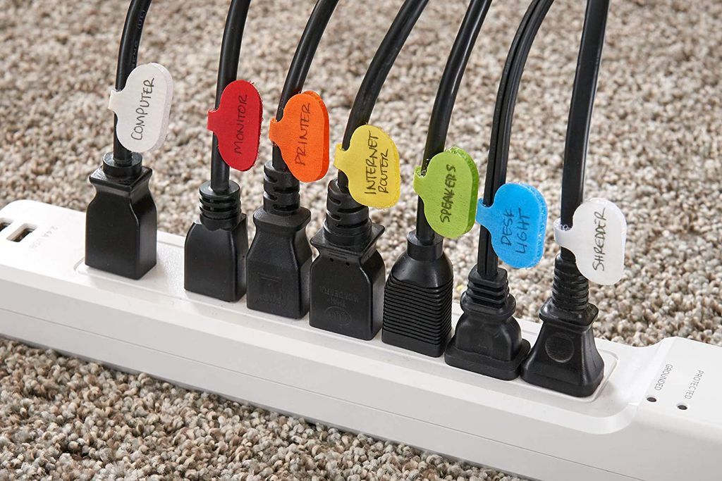Identificar os fios é o primeiro passo para organizar e esconder os cabos (Imagem: Reprodução/Cable Labels)