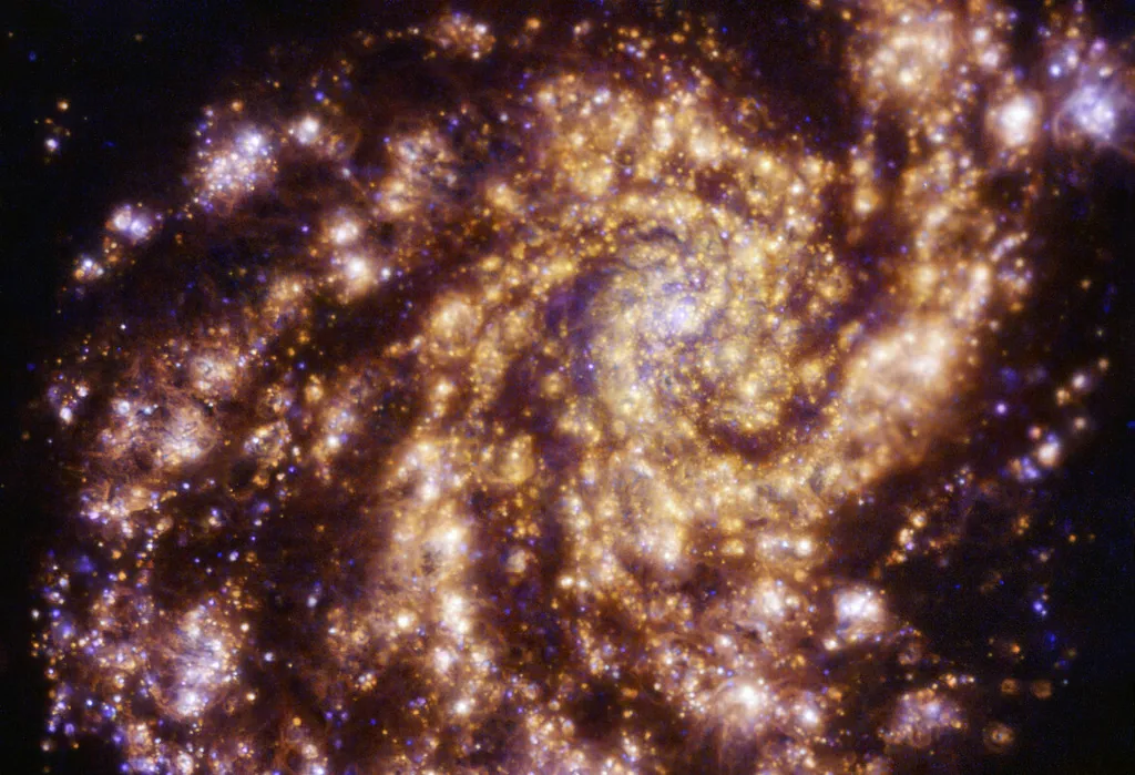 A galáxia NGC 4254 é do tipo espiral, com braços bem definidos e proeminentes(Imagem: Reprodução/ESO/PHANGS)