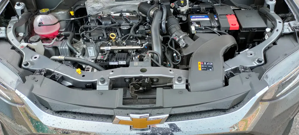 Motor 1.2 turbo do Chevrolet Tracker é menor, mais potente e mais eficiente que um antigo 2.0 (Imagem: Paulo Amaral/Canaltech)