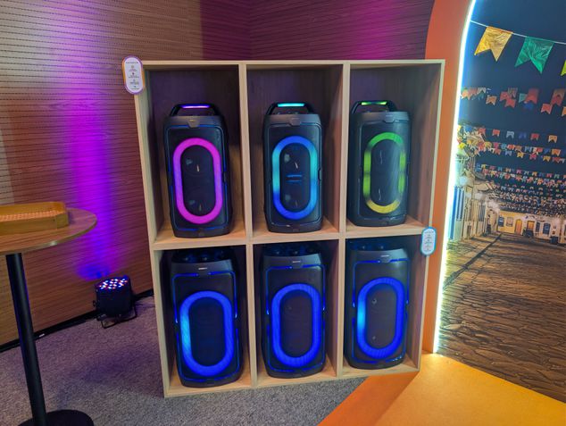 Caixas de som Samsung Sound Tower ST50F e ST40F