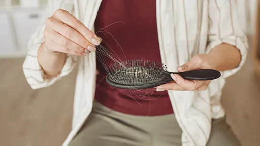 Cientistas explicam, em novo estudo, por que o estresse faz o cabelo cair 