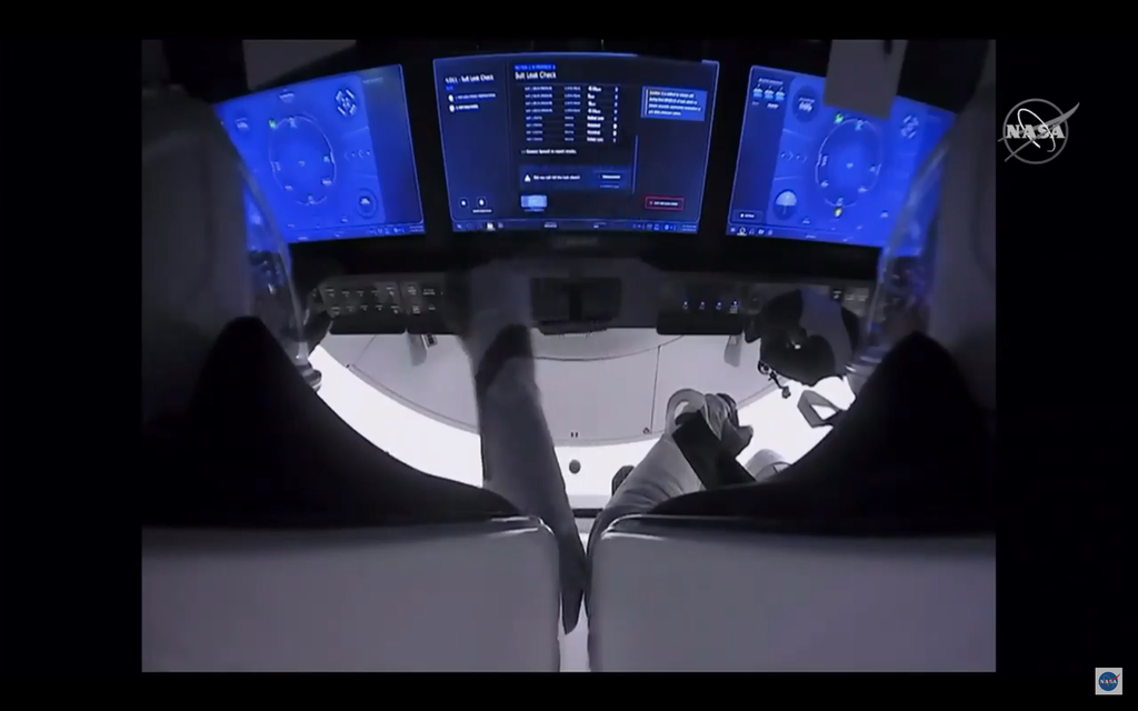 Astronautas da NASA voltam sãos e salvos à Terra a bordo de nave da SpaceX