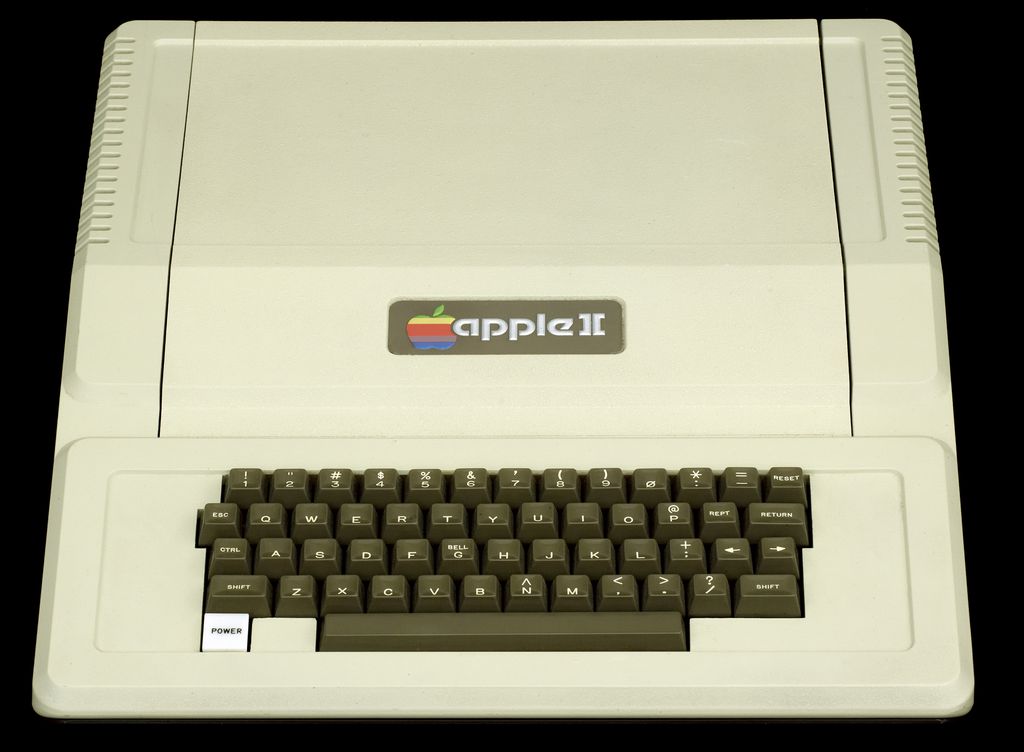 Apple II, o primeiro produto da Apple, de 1977