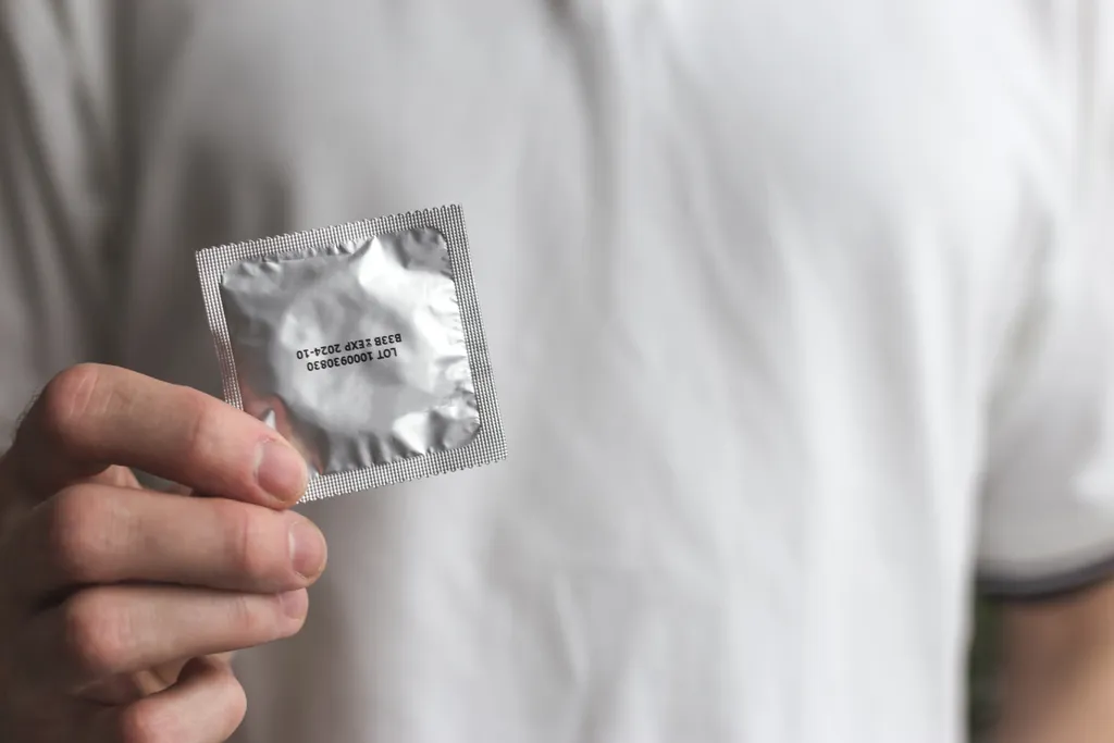 Uso de preservativos, como a camisinha, são fundamentais para evitar as ISTs durante o carnaval (Imagem: Vladdeep/Envato Elements)