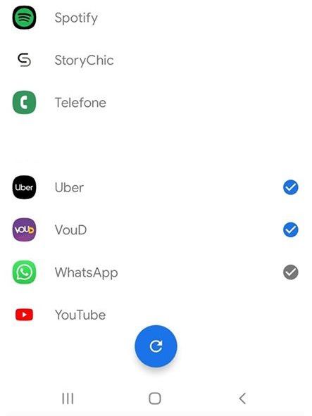 O ícone de "check" indica quais aplicativos possuem uma versão beta - o WhatsApp está entre eles (Captura de tela: Ariane Velasco)