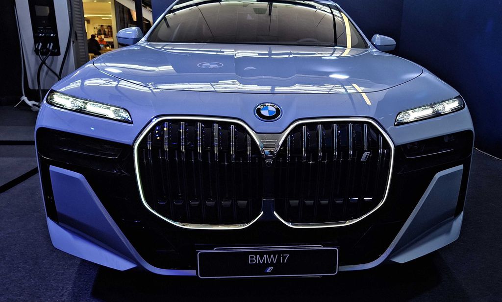 Daylight em cristais é assinatura luxuosa e inconfundível do novo sedan da BMW (Imagem: Ivo Meneghel Jr./Canaltech)