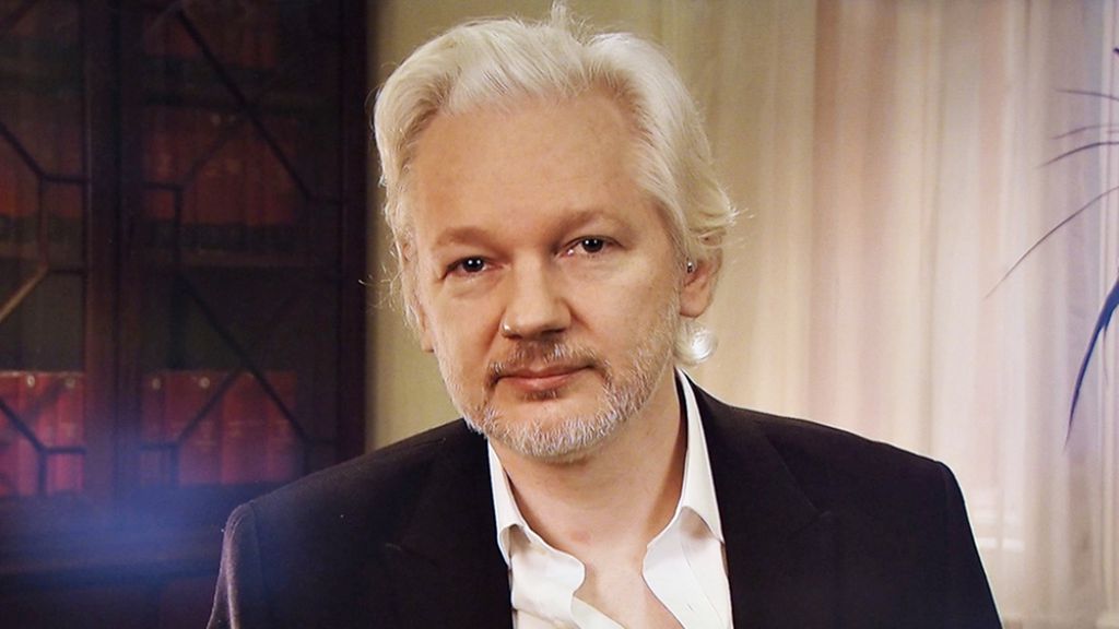 Assange não tem cara de vilão de 007, mas seu trabalho poderia facilmente inspirar um (Imagem: Reprodução/Study.ru)