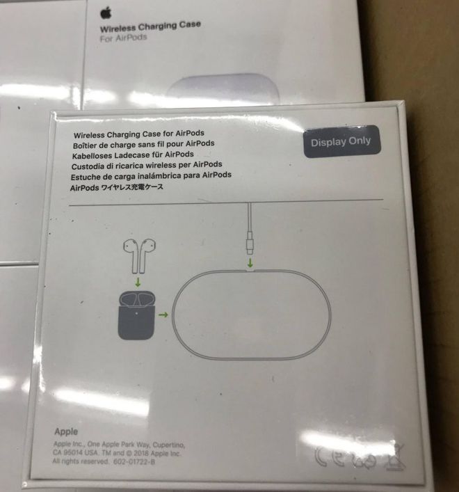 Imagem na embalagem de case de recarga dos AirPods claramente mostra a ilustração do que vem a ser o Apple AirPower: confirmação dela já veio por usuários do Twitter que já estão recebendo o produto (Imagem: Reprodução/MacRumors)