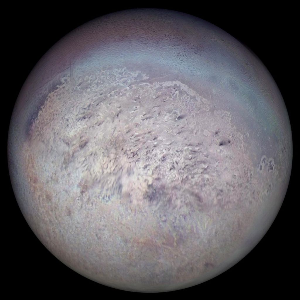 Tritão é uma lua geologicamente ativa, o que possibilitou uma superfície complexa e recente.