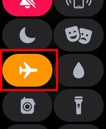 Acesse a Central de Controle do seu relógio e clique no ícone de avião. Captura de tela: Lucas Wetten (Canaltech)