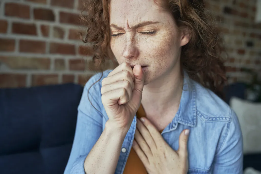 É preciso atenção aos sintomas da tosse: quando eles mudam, geralmente é mal sinal e pode significar uma infecção bacteriana secundária (Imagem: Gpointstudio/Envato Elements)