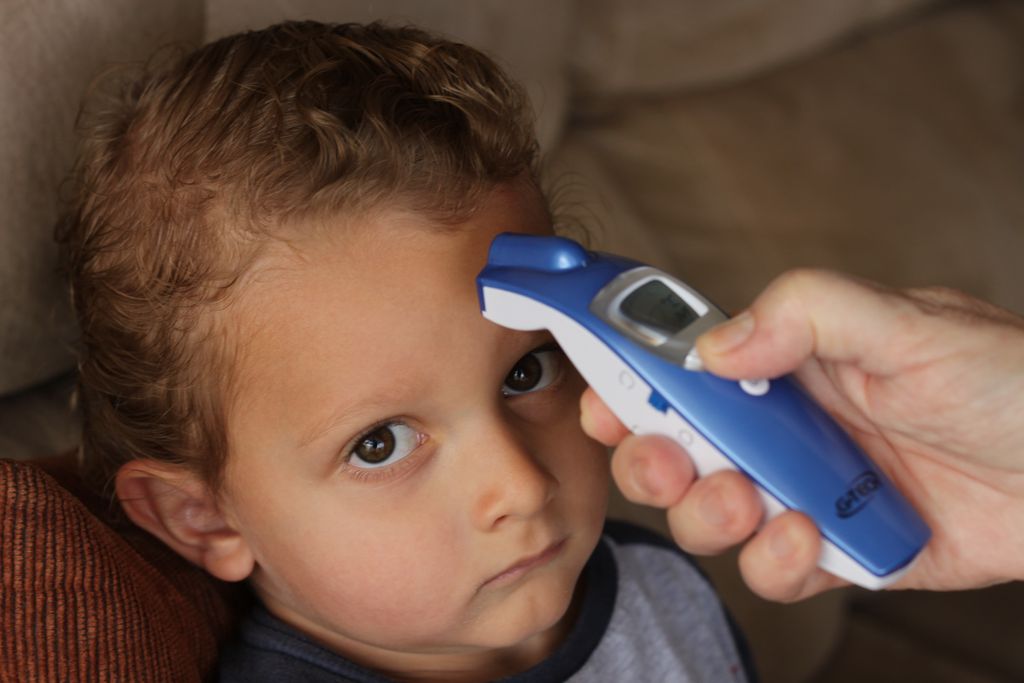 Ideais para crianças pequenas, os termômetros infravermelhos não precisam encostar na pele (Foto: Luciana Zaramela/Canaltech)