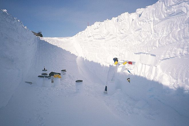 Coleta de micrometeoritos nas regiões centrais da Antártica, em 2002 (Imagem: Reprodução/Jean Duprat/Cécile Engrand/CNRS)