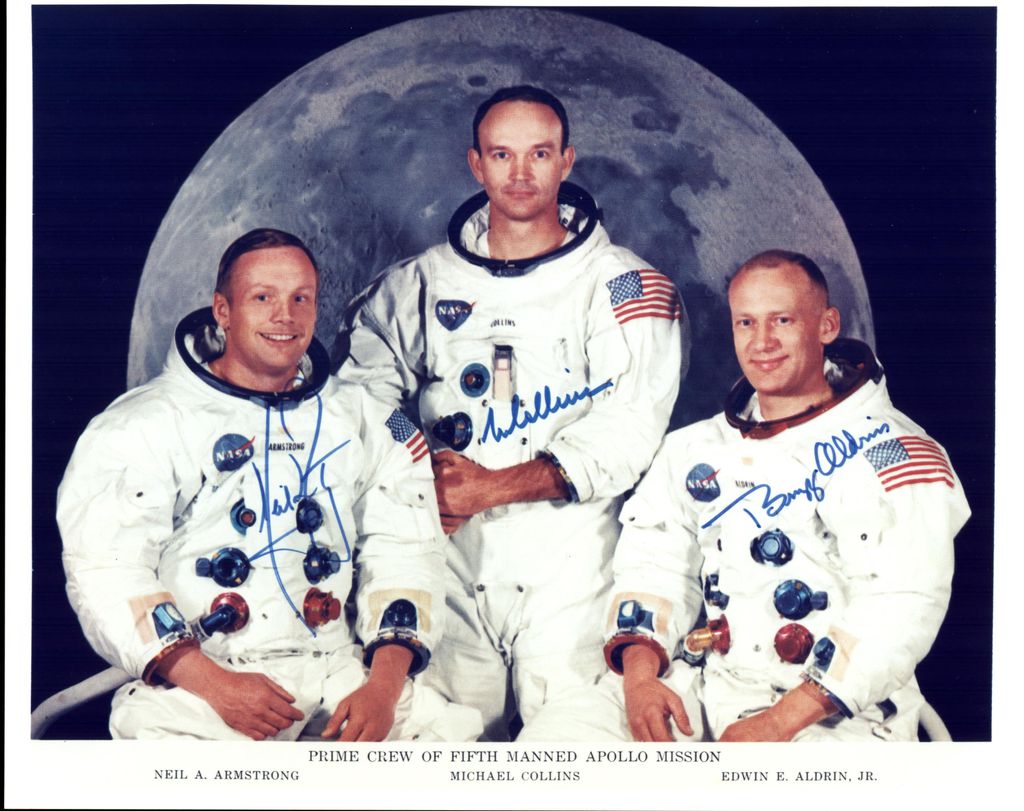 Foto oficial e autografada pelos astronautas Neil Armstrong, Michael Collins e Edwin "Buzz" Aldrin (Foto: NASA)