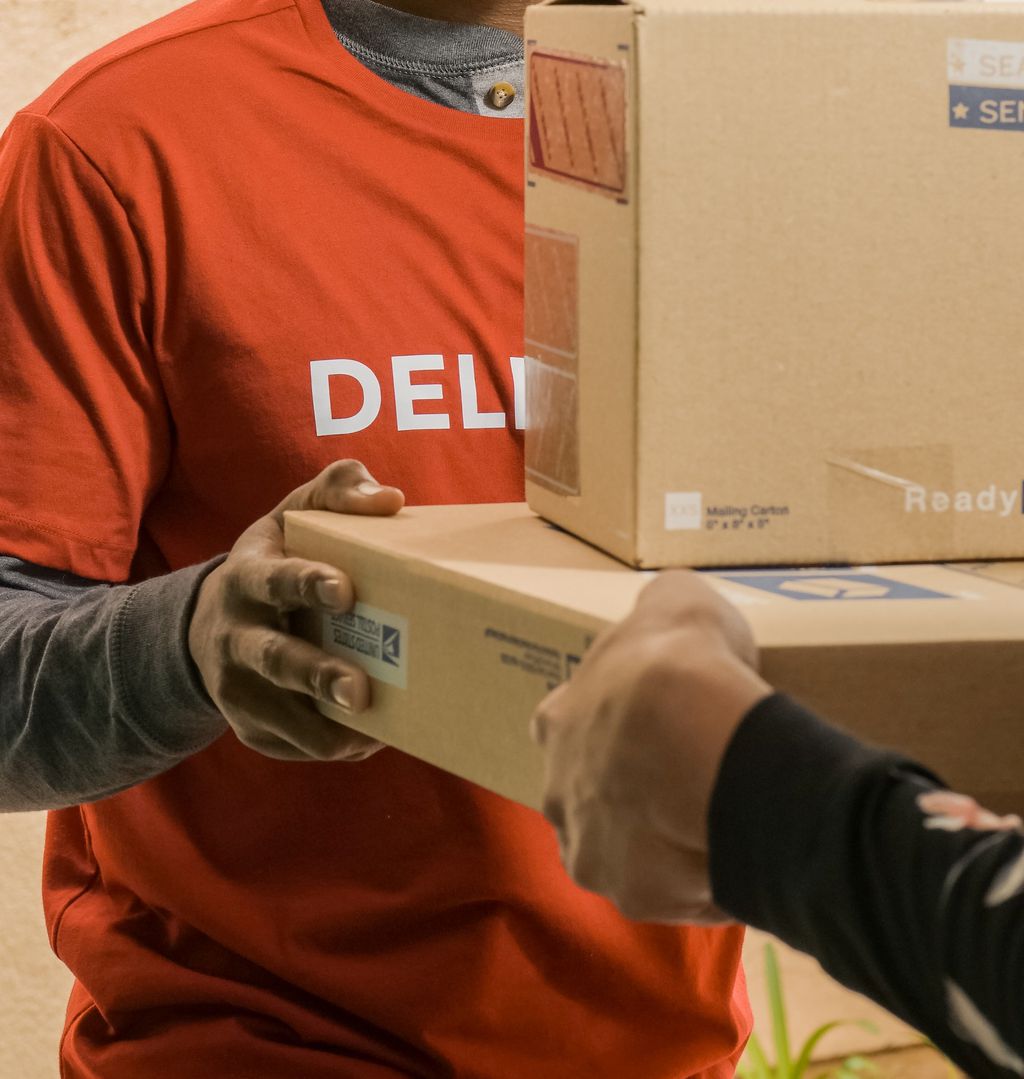 Em crimes feitos após a compra, é comum que golpistas finjam não ter recebido o produto, devolver algo defeituoso adulterado ou que combine com o peso do produto, passando por sistemas automatizados (Imagem: Kindel Media/Pexels)