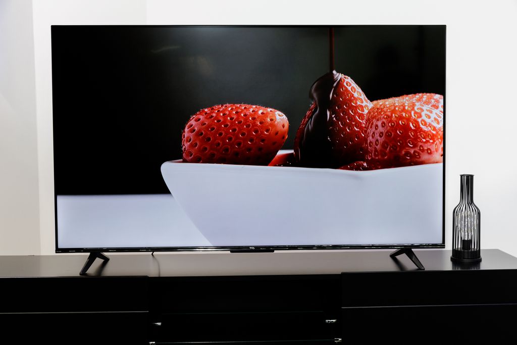 TCL P635 oferece design com bordas finas e tela com ótimo contraste e nitides para uma TV intermediária (Imagem: Ivo Meneghel Jr/Canaltech)