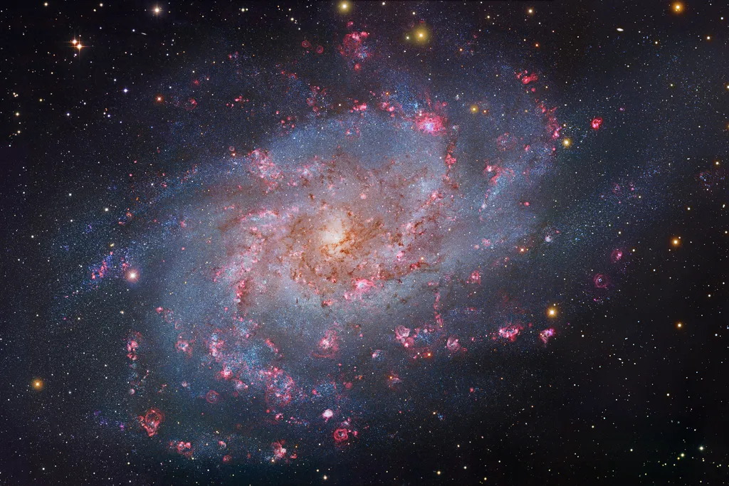 A galáxia M33 se estende por mais de 50 mil anos-luz (Imagem: Reprodução/Robert Gendler/Hubble Legacy Archive, KPNO, NOIRLab, NSF, Aura, Amateur Sources)