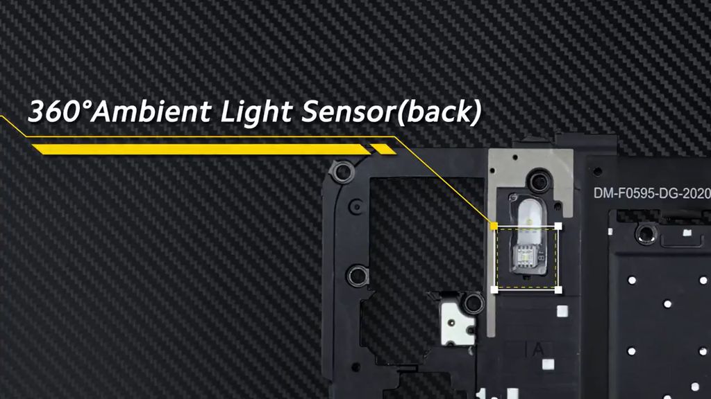 O POCO F3 traz sensor de luminosidade 360º para ajustar brilho e temperatura de cor da tela de acordo com o ambiente (Imagem: Reprodução/POCO)