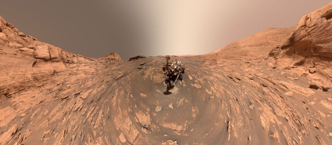 A nova selfie do Curiosity em um panorama... (Imagem: Reprodução/NASA/JPL-Caltech/MSSS)