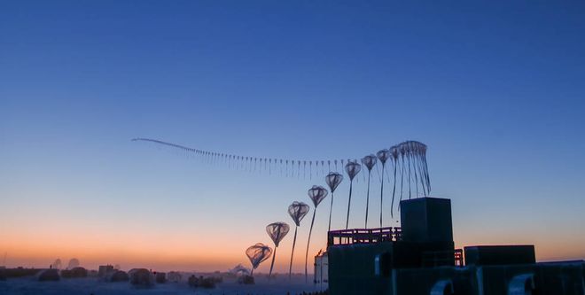 Imagem em timelapse mostra a trajetório de uma sonda de ozônio de sua base de lançamento em direção à estratosfera (Imagem: Robert Schwarz/Universidade de Minnesota)