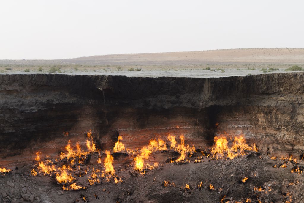 O vazamento de metano da cratera não é preocupante já que o fogo o transforma em CO2 e vapor, impactando muito menos a natureza do que outros vazamentos (Imagem: Benjamin Goetzinger/CC-BY-4.0) 