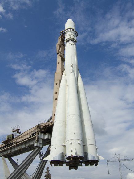 O satélite foi lançado com um foguete Semyorka, parte da família R7 de veículos (Imagem: Reprodução/Wikipedia Commons/Sergei Arssenev)