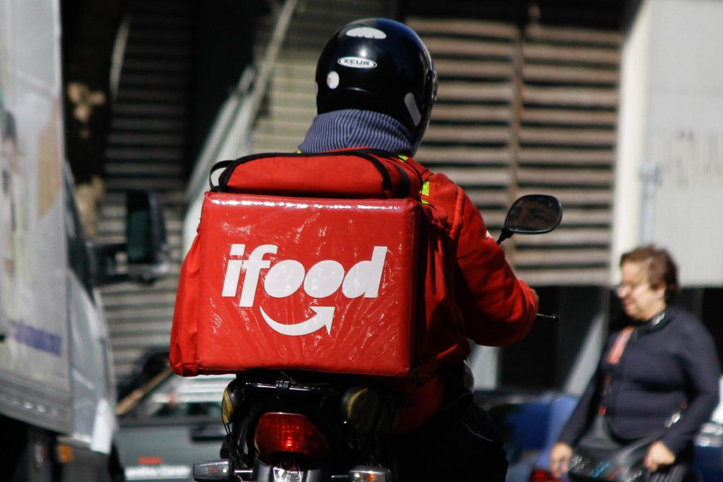 iFood dobra preço da taxa de entrega e restaurantes criticam