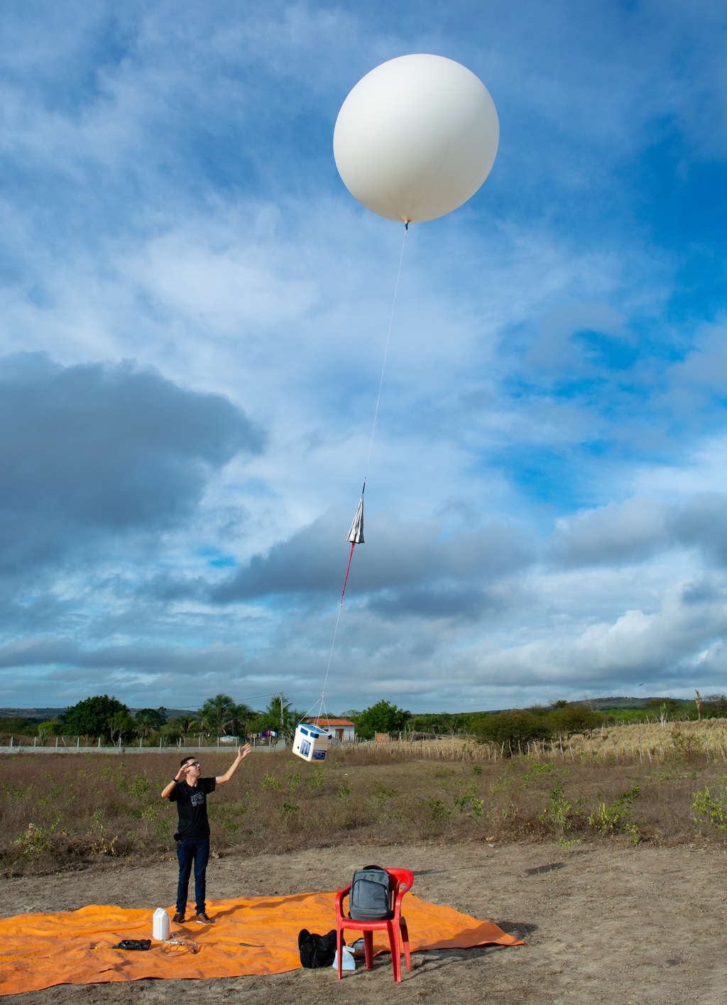 Após ser preenchido com gás hélio, o balão é liebrada para subir ao céu (Imagem: Reprodução/Alexsandro Mota/Mistério do Espaço)