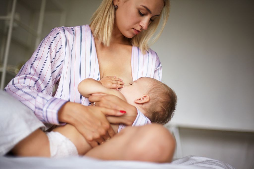 Estudo encontra compostos químicos perigosos em leite materno; entenda