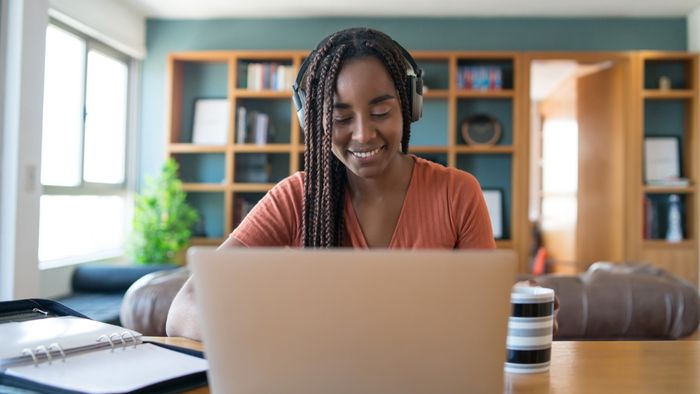 Elas na IA: Microsoft lança cursos grátis de inteligência artificial e Python