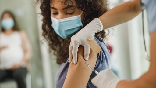 EUA autorizam que vacina da covid-19 e da gripe sejam aplicadas juntas