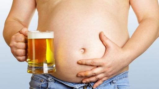 Doença transforma barriga de homem em um alambique