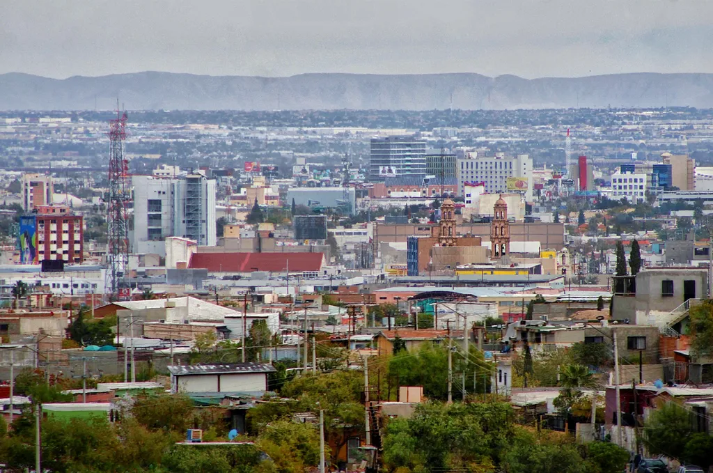 Ciudad Juárez, no estado mexicano de Chihuahua, faz fronteira com a cidade americana de El Paso. Migrantes acampam na fronteira esperando cruzá-la (Imagem: Alejandro Rosales/Wikimedia Commons)
