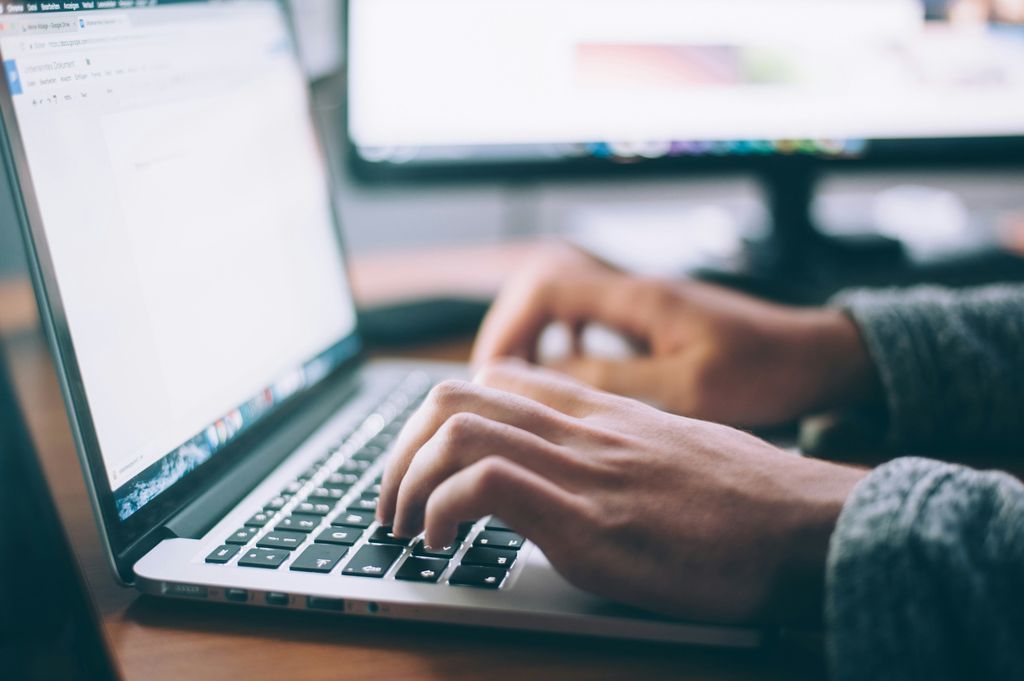 Ter o seu próprio site ajuda a impulsionar o seu negócio ou marca pessoal na web (Imagem: Glenn Carstens-Peters/Unplash)