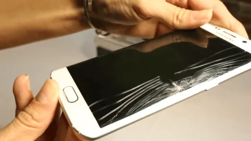 Tela do Galaxy S6 Edge está se quebrando sem motivo aparente; usuários reclamam