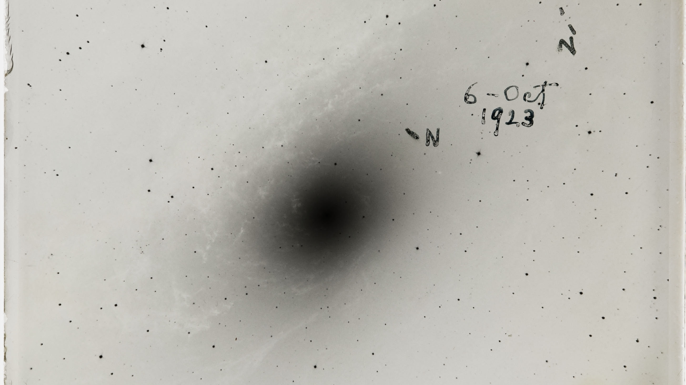 Destaque da NASA placa fotográfica de Edwin Hubble é foto astronômica