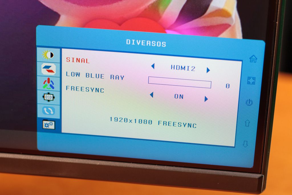 Configurações de FreeSync e Blue Ray no Menu do Warrior MN101 - Imagem: Ivo/Canaltech