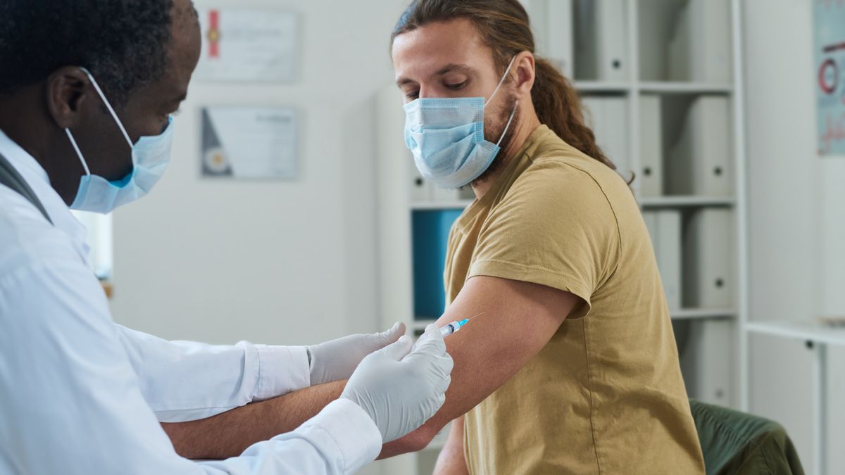 Brasil recebe 1,3 milhão de vacinas contra a covid-19 saiba quem é prioridade