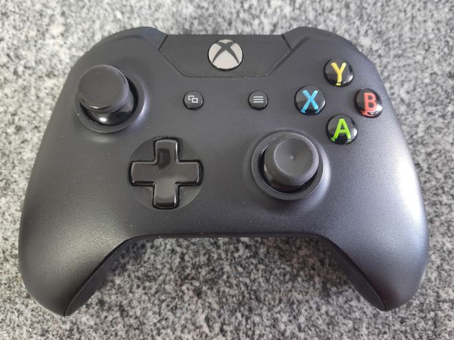 Utilize um cabo micro USB para conectar o controle do Xbox One ao PC (Imagem: Matheus Bigogno/Canaltech)