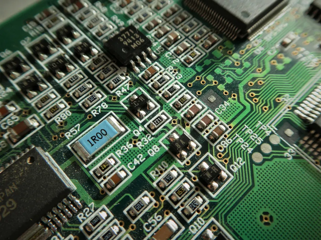 É comum encontrar o firmware em unidades de memória integradas a uma placa de circuitos (Imagem: Reprodução/Toby56/Unplash)