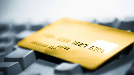 Pesquisa mostra horário preferido de fraudes com cartões clonados na web